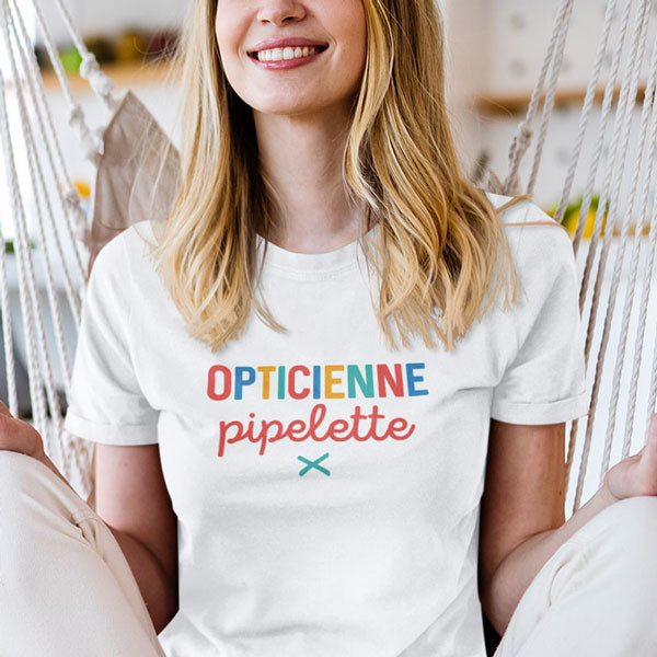 T-shirt opticienne pipelette. Meilleure boutique pour opticiens et opticiennes en France. Imprimé en France, livraison rapide. Humour et originalité. Boutique entièrement dédiée au personnel soignant.